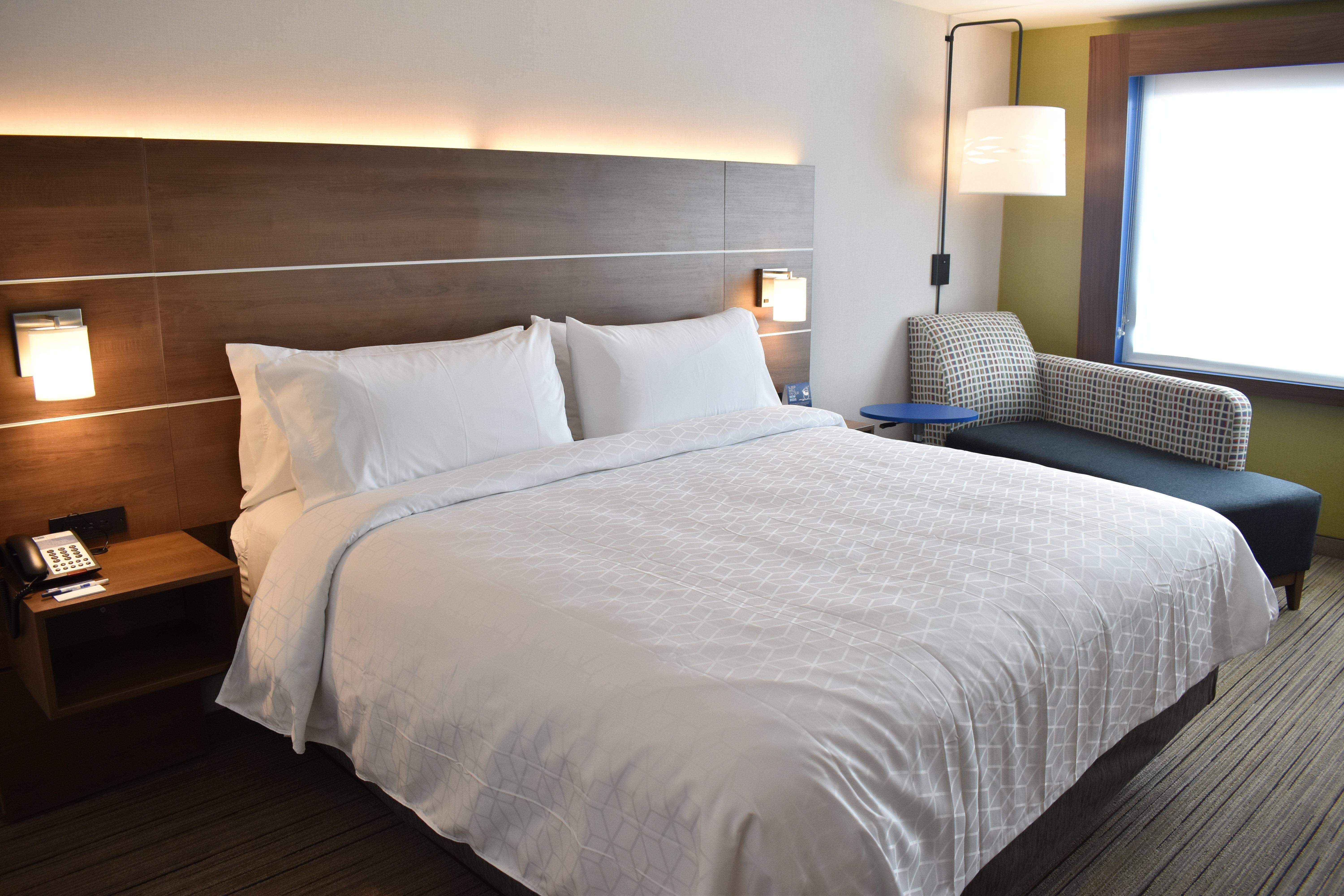 Holiday Inn Express & Suites - Boston South - Randolph By Ihg Екстериор снимка