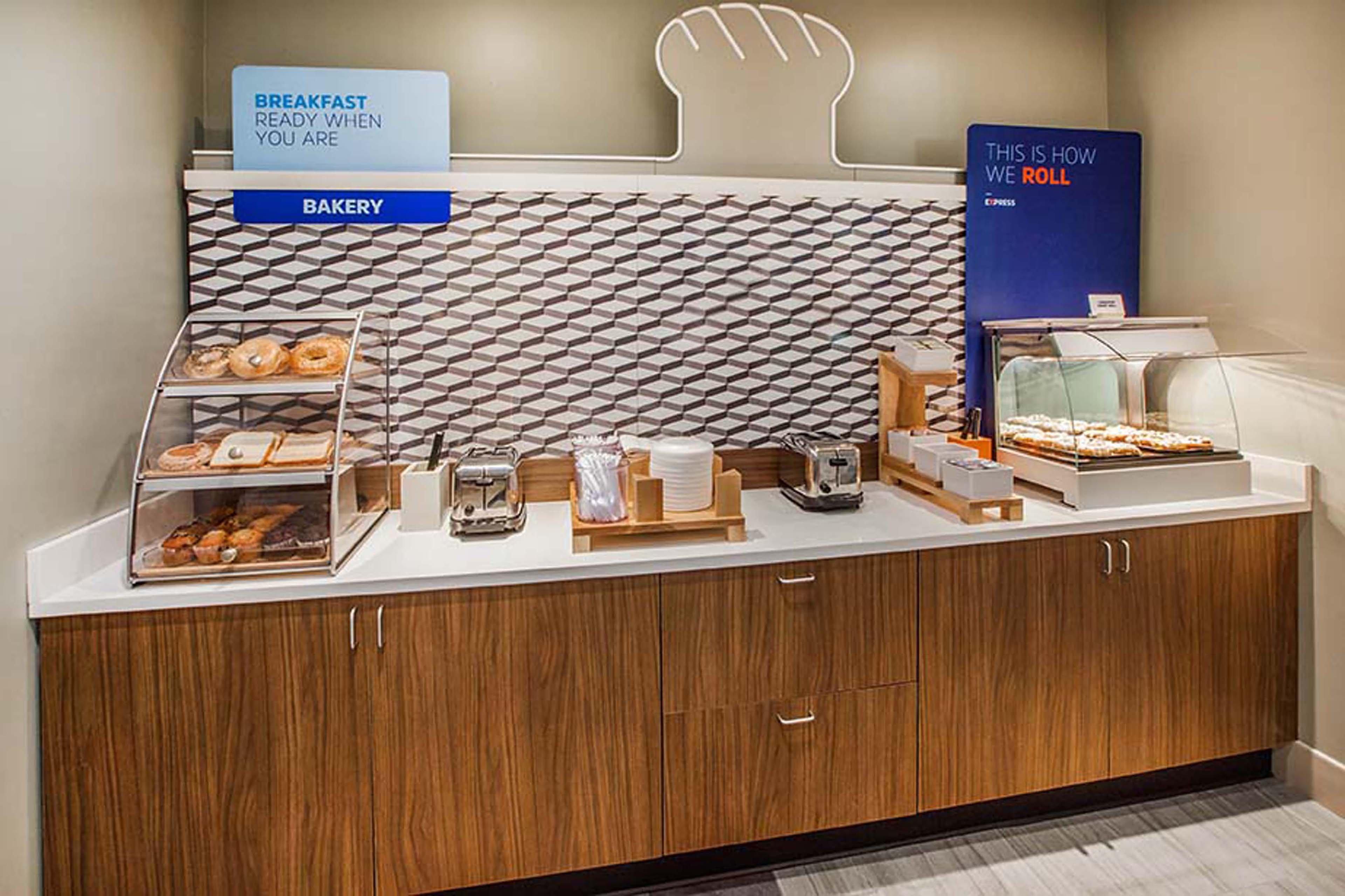 Holiday Inn Express & Suites - Boston South - Randolph By Ihg Екстериор снимка
